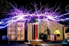 Vì sao Việt Nam sử dụng điện áp 220v trong khi Nhật, Mỹ chỉ dùng 110v?