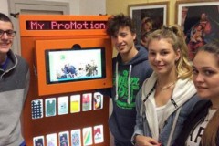 Học sinh Ý phát minh ra máy biến rác thải thành ốp lưng điện thoại