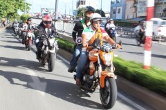 Hàng chục môtô phân khối lớn trên đường phố Sài Gòn