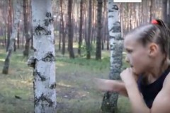 Bé gái tập đấm vào một chiếc cây, chỉ 1 phút sau mọi người đều thán phục