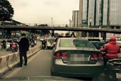 Choáng những vụ 'giải quyết nỗi buồn' ngay trên đường