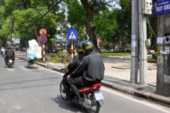 Cảnh sát cơ động tuần tra ban ngày khiến người dân Hà Nội ngỡ ngàng