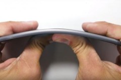 Thử bẻ cong smartphone cao cấp mỏng nhất thế giới Moto Z