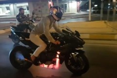 Ống xả của siêu mô tô Kawasaki Ninja H2R nóng đỏ vì "nẹt pô"