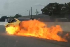 Ford Mustang GT350 chìm trong biển lửa giữa đường đua