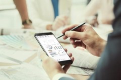 Thanh ni&#234;n đầu ti&#234;n l&#224;m hỏng Galaxy Note 7 v&#236; nghịch dại