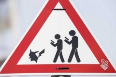 Đâm xe vào lớp học vì Pokemon Go