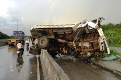 Xe tải lật nhào khi đổ dốc cầu lúc trời mưa