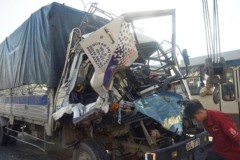 Dùng xà beng "giải cứu" tài xế và phụ xe mắc kẹt trong cabin nát bét