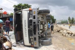 Xe ben chở đầy đá sỏi lật nhào trên quốc lộ