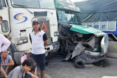 Hai container "nằm vạ", cầu Phú Mỹ tê liệt nhiều giờ