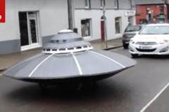 [VIDEO] Cảnh sản Ireland "hộ tống" "đĩa bay" UFO ra đường phố