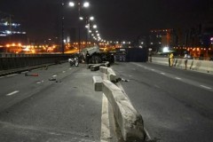 "Hung thần" ủi dải phân cách, rụng bánh trên cầu