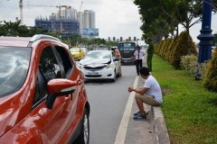 Va chạm 2 ô tô, nhiều người hú vía