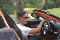 Cristiano Ronaldo lái Bugatti đi dạo để lấy tinh thần cho mùa giải mới