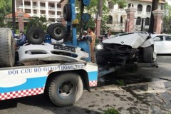 "Xế hộp" BMW nát đầu ở trung tâm TP. HCM vì tông gốc cây