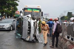 Ô tô tránh xe máy, tông dải phân cách lật nghiêng trên đường
