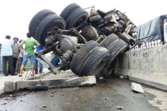 Xe tải lộn nhiều vòng trên cầu Phú Mỹ, tài xế trọng thương