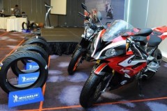 Cặp lốp đồ chơi dành cho BMW S1000RR có giá gần 8 triệu Đồng