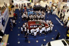 Hàng trăm người đặt tay lên xe tranh giải thưởng 1,3 tỷ đồng