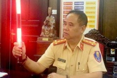 Cảnh sát giao thông Hà Nội có trang phục và gậy chỉ huy đặc biệt