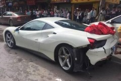 Tránh chú chó chạy ngang đường, hai "siêu ngựa" Ferrari 488 GTB gặp nạn
