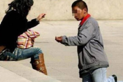 Gã ăn xin cụt tay, sự 'oái oăm' của bà mẹ và cái lý ở đời