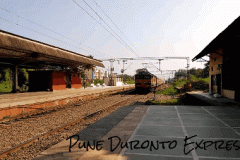 Nguy hiểm không ai biết vì lỗi đứng chờ tàu hỏa không đúng cách