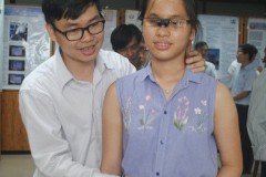 Niềm vui của người khiếm thị khi đón nhận "mắt thần"