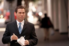 Tại sao không nên vừa đi vừa ăn?