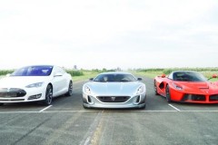 Siêu xe triệu đô LaFerrari thất bại trước siêu xe điện