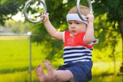 Cậu bé 2 tuổi cực giỏi thể thao này là nhà vô địch Olympics tương lai?