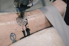 Chế tạo ra người máy biết xăm hình