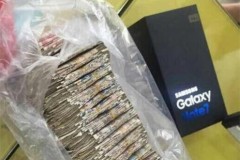 “Choáng” với khách hàng mang 18,99 triệu tiền lẻ đi mua Galaxy Note 7