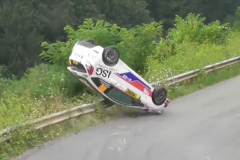 [Clip] Ford Fiesta lật ngửa vẫn bật dậy chạy tiếp