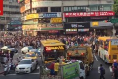 [Clip] Hàng ngàn người gây náo loạn đường phố vì Pokemon Go