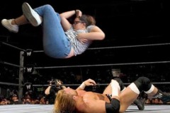 Cô gái ngủ thiếp trong thư viện trường, vài ngày sau hình ảnh của cô xuất hiện khắp thế giới