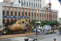 Công nhân làm đường phát hiện ‘ngôi mộ lạ’, bên trong không có người mà là siêu xe