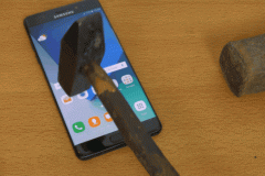 D&#249;ng b&#250;a đ&#243;ng đinh đập m&#224;n h&#236;nh Galaxy Note 7 th&#236; sao nhỉ?