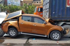 Đắng lòng Nissan Navara mới đăng ký bị xe container “ép giò”