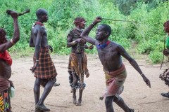 Đáng sợ! Ở bộ lạc nguyên thủy, nam giới thích cô gái nào liền vung roi đánh tới tấp?