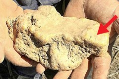 Đào đất dò kim loại, thứ tìm thấy khiến người đàn ông không sao tin được