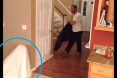 Em bé vất vả đợi cha về để dọa ma nhưng lại không gặp may…