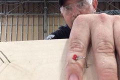 Giả vờ bị đóng đinh vào ngón tay, phản ứng của đồng nghiệp khiến ai cũng bật cười