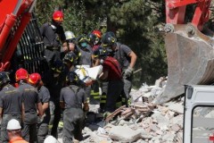 Hàng trăm dư chấn động đất làm rung chuyển Italy