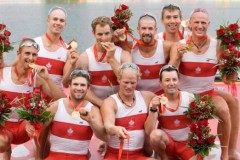 Lý do bất ngờ sau hành động cắn huy chương của các VĐV Olympic