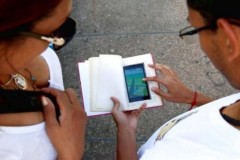 Sinh viên chơi Pokemon GO để phản đối tội ác