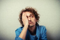 Tại sao có câu "căng da bụng, chùng da mắt"?