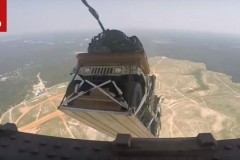 Thót tim với màn nhảy dù từ trên không trung của xe Humvee