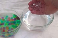 Vì sao những viên bi này khi nhúng xuống nước sẽ hoàn toàn vô hình?